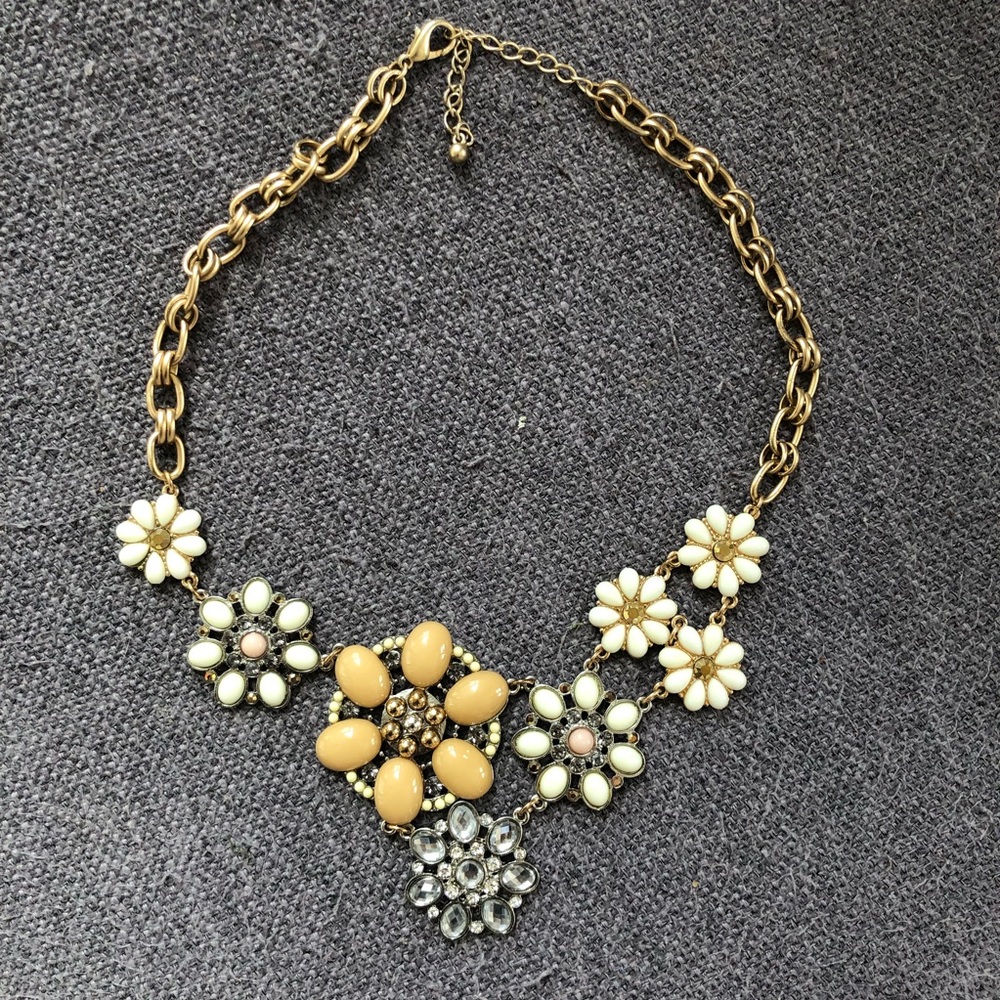 Flower gem necklace